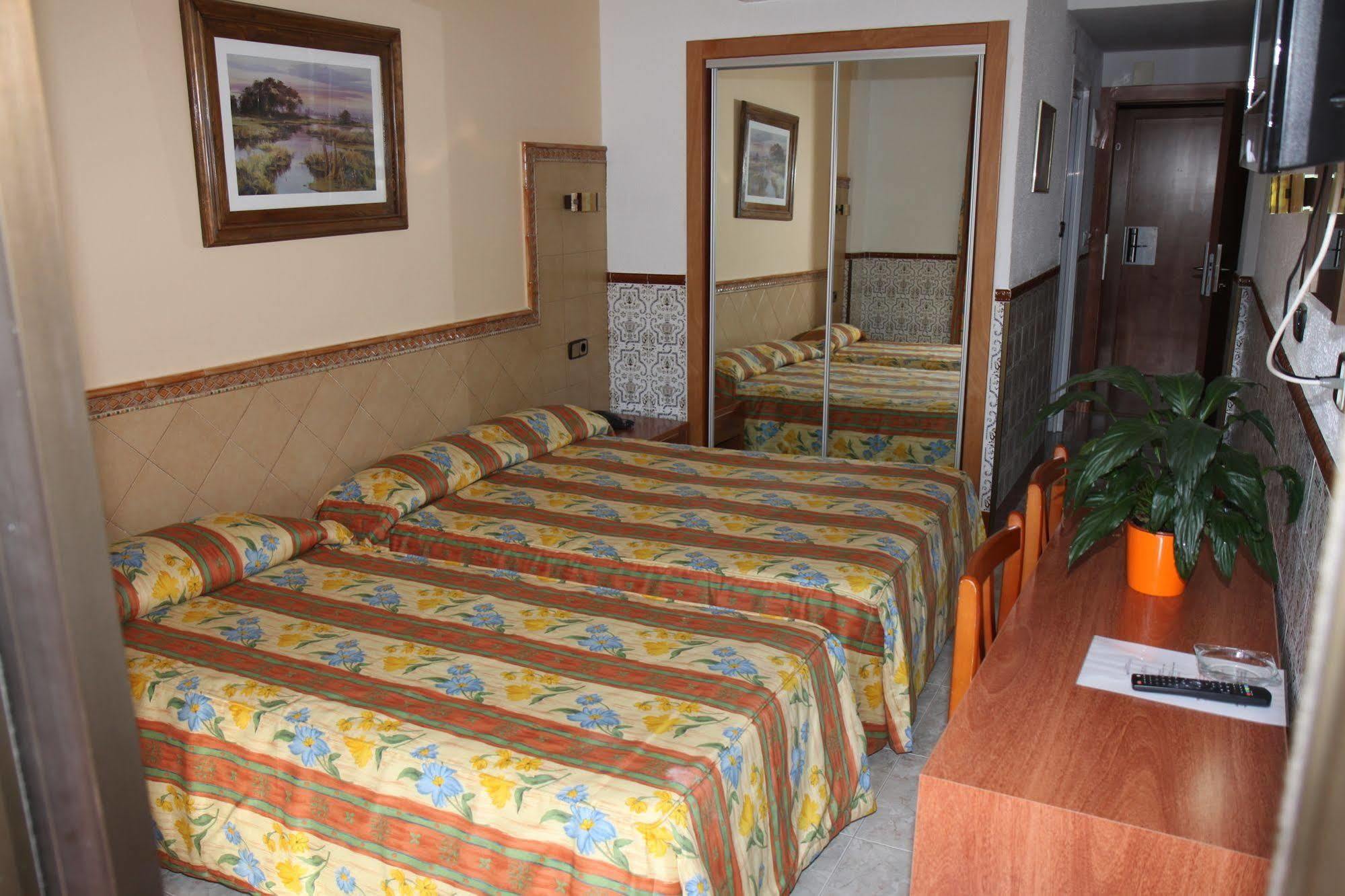 רוזס Hotel Univers מראה חיצוני תמונה